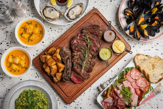 【免费酒牌饮品4杯】凡点选'1KG肉眼扒4人餐' ($1688)/ 【免费酒牌饮品2杯】凡点选'龙虾牛扒2人餐' ($878)