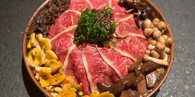 正价85折 主菜餐牌 内点选（鲜菌牛肉火锅）可享全单85折