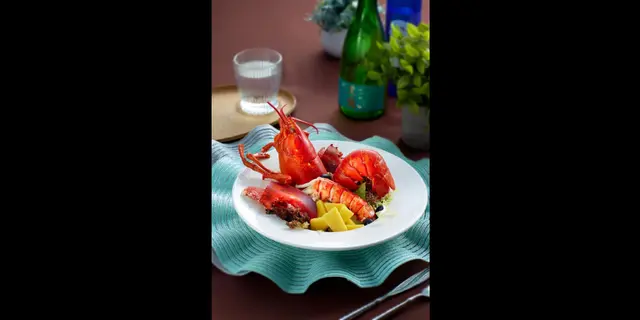 每兩位惠顧, 可以$68優惠價換購龍蝦沙律一客