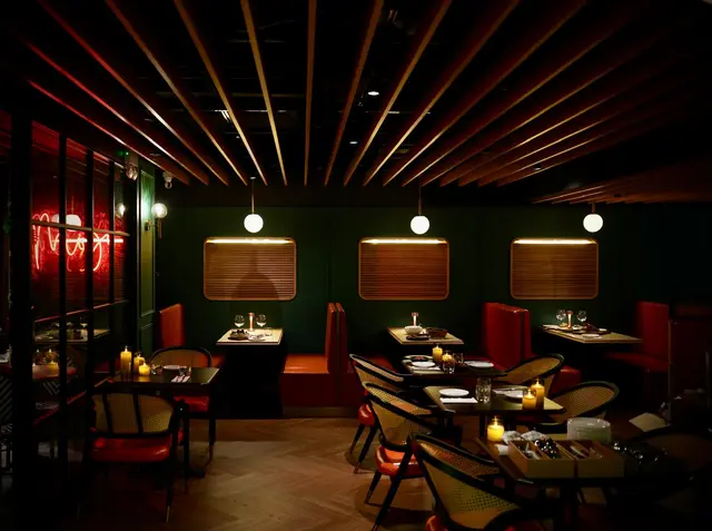 FREE wooden frame and instant photo as a Christmas gift! 